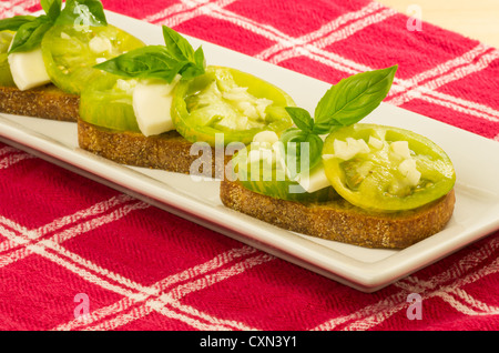 Piastra della bruschetta con pomodori cimelio di famiglia Foto Stock