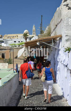 Strada stretta, Firá, SANTORINI, CICLADI Sud Egeo Regione, Grecia Foto Stock