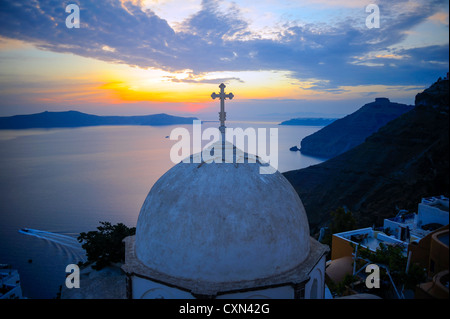 Firostefani, Santorini Cicladi Grecia, una cupola di una chiesa greco-ortodossa Foto Stock