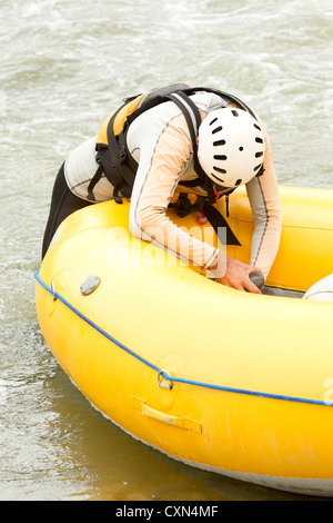 Rafting manutenzione barca pilota di preparare la barca per la prossima avventura Foto Stock