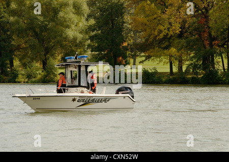 Barca di polizia sorveglia Sculling sicurezza sulle acque del fiume. Foto Stock