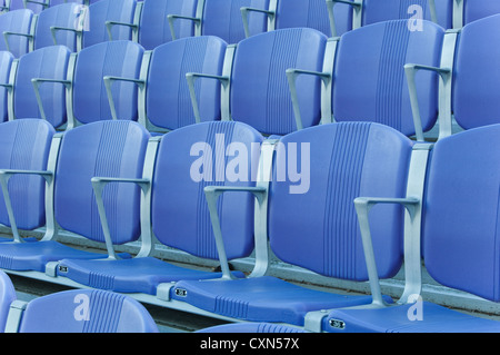 Vuoto stadio viola sedili - grande per lo sfondo Foto Stock