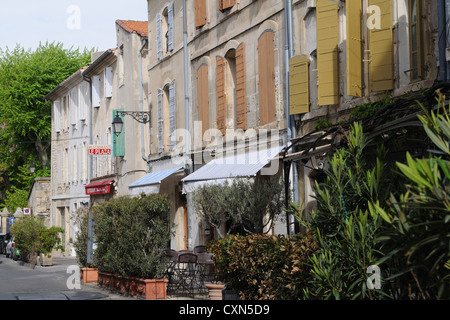 Attraverso le strade della città vecchia, Arles, Francia, Europa Foto Stock