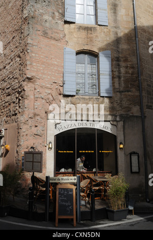 Una pizzeria attraverso le strade della città vecchia,Arles Foto Stock