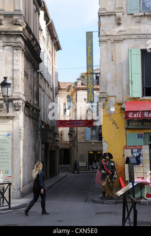 La donna attraverso le strade della città vecchia, arles Foto Stock