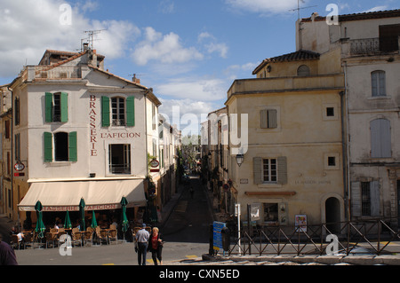 Vista attraverso le strade della città vecchia, Arles, provence, Francia Foto Stock