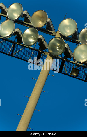 Luce standard con i proiettori a un stadium - con cielo blu in background - Usa come sfondo Foto Stock