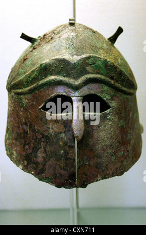 Casco Apulo-Corinthian. Bronzo. 400-350 A.C. Da Ruvo di Puglia. British Museum. Londra. In Inghilterra. Regno Unito. Foto Stock