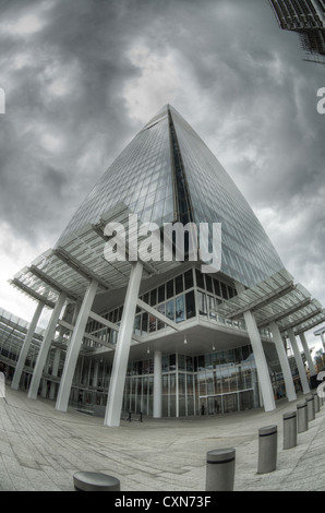 L'edificio di Shard vista ravvicinata di moderna costruzione architettonica a partire dal livello del suolo alla ricerca fino al cloud e windows Foto Stock