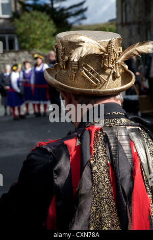 Flagcracker di ballerini di morris Craven Border; il Clog Flag Crackers indossando tatuatori a lato Morris da Craven, Skipton, North Yorkshire Dales, Regno Unito Foto Stock