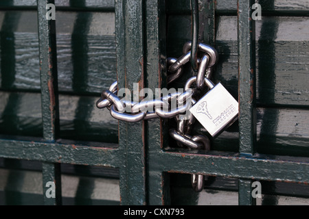 Porta bloccata con un lucchetto e la catena. Dubrovnik. Foto Stock