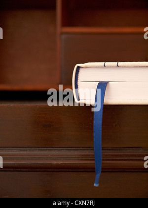 Il libro chiuso con segnalibro blu Foto Stock