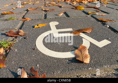 Parcheggio disabili permettere segno dipinto sulla strada Foto Stock