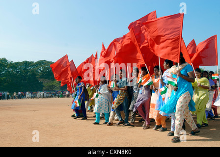 Le donne eseguono balli di gruppo in programma festivo ; Tamil Nadu ; India Foto Stock