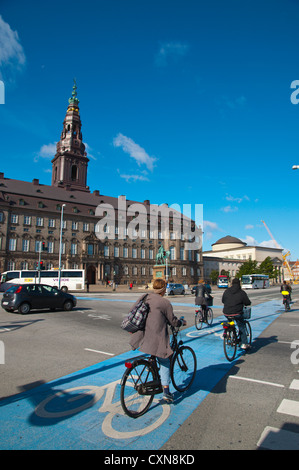 Biciclette su strada Borsgade davanti al palazzo del Parlamento Slottsholmen isola centrale di Copenhagen DANIMARCA Europa Foto Stock