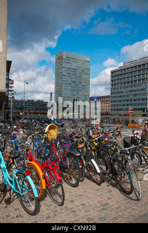 Le biciclette parcheggiate all Banegårdpladsen piazza antistante la stazione ferroviaria centrale di Copenhagen Europa Danimarca Foto Stock