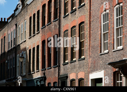 Windows su georgiano case ugonotta, London, Regno Unito Foto Stock