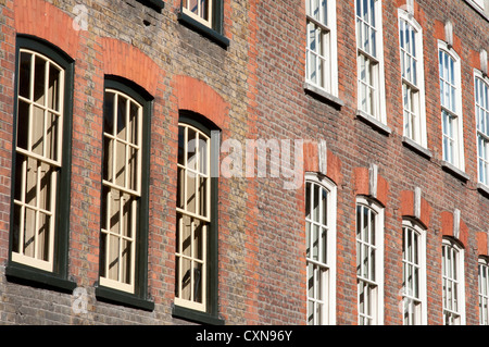 Windows su georgiano case ugonotta, London, Regno Unito Foto Stock