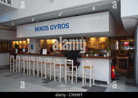 Il greco un ristorante fast food Caroli complesso di negozi e ristoranti del centro di Malmö città della contea di Skåne Svezia Europa Foto Stock