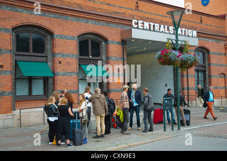 Gruppo di pendolari fuori Malmö centralstation la principale stazione ferroviaria della città di Malmö contea di Skåne Svezia Europa Foto Stock