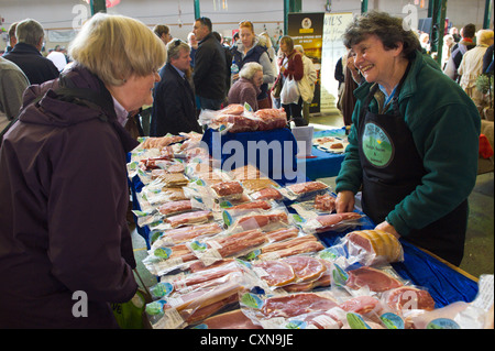 Pressione di stallo di vendita di carni imballate al Parco Nazionale di Brecon Beacons Food Festival nella sala mercato Brecon Powys South Wales UK Foto Stock