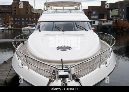 Bow e ancoraggio del motoscafo ormeggiato a Saint Katherines Dock vicino al Tower Bridge. Londra. Inghilterra Foto Stock