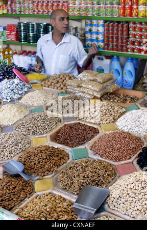 Granaglie e semi store nel mercato di Dubai, Emirati Arabi Uniti, Emirati arabi uniti, Golfo Persico, la Penisola Arabica, in Asia. Foto Stock