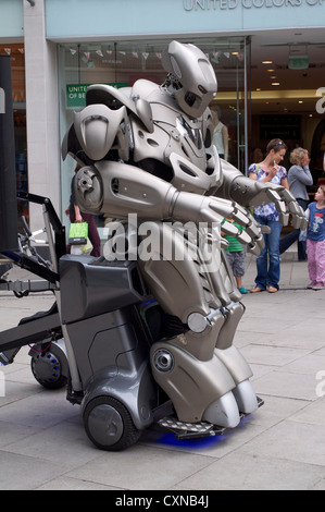 Titan il robot divertente la folla a Islington, Londra Nord Foto Stock