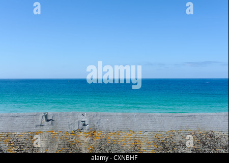 Una vista su Porthmeor spiaggia e l'Oceano Atlantico da una proprietà nell'area Downalong di St Ives, Cornwall Foto Stock