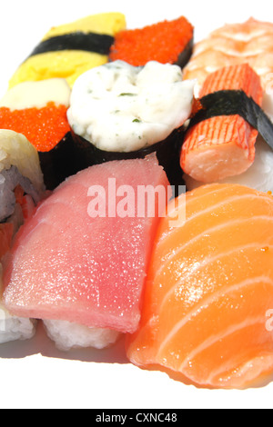 Varie Sushis su sfondo bianco Foto Stock