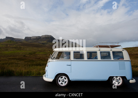 Volkswagon camper, nella parte anteriore del Quirang, sull'Isola di Skye Ebridi, Scozia Foto Stock