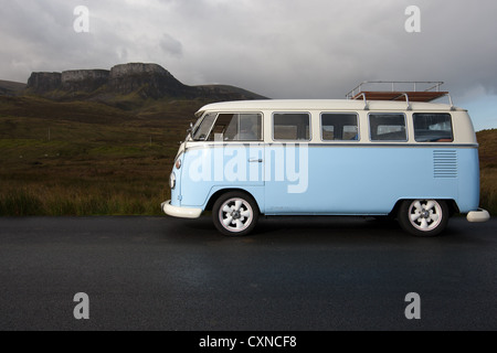 Volkswagon camper, nella parte anteriore del Quirang, sull'Isola di Skye Ebridi, Scozia Foto Stock