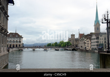 Ponte sul fiume Limmat a Zurigo. La foto è stata presa da un ponte e raffigura un altro ponte sopra il fiume. Foto Stock