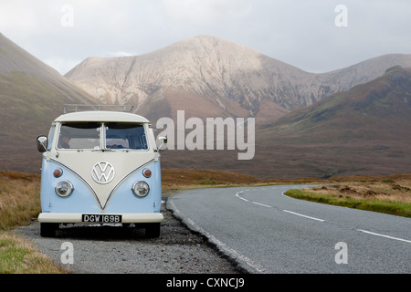 Volkswagon camper, nella parte anteriore del Cuillins sull'Isola di Skye Ebridi, Scozia Foto Stock