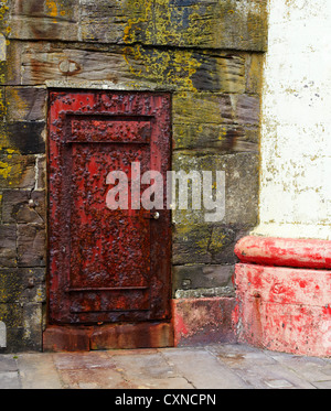 Pesantemente di ferro arrugginito porta al faro di Whitehaven Foto Stock