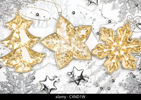 Primo piano di ornamenti Natale su sfondo bianco. Foto Stock