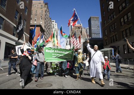 Musulmano annuale American parata del giorno su Madison Avenue a New York City. Il Puerto Rican musulmani partecipano con il Puerto Rican bandiera. Foto Stock