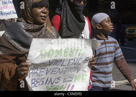 Musulmano annuale American parata del giorno su Madison Avenue a New York City. La donna parla contro la violenza domestica Foto Stock