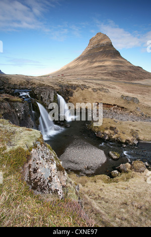 La splendida montagna Kirkjufell nani il Kirkjufellfoss cascate. Una classica scena islandese Foto Stock
