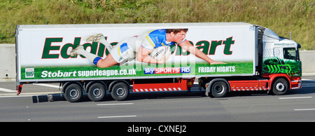 Vista laterale Eddie Stobart articolato hgv Scania autocarro con rimorchio Sky Sport Rugby pubblicità sportiva grafica guida su autostrada UK strada Foto Stock