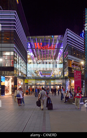 Westfield shopping mall ingresso con una calda serata estiva di late night shopper Foto Stock