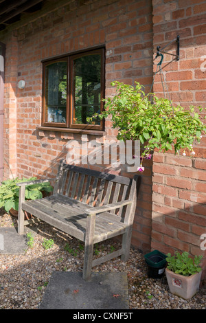 Giardino con piante e fiori Foto Stock