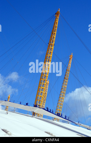 Fino all'O2, gente sistemata in tute blu & camminando sul tetto del Millennium Dome, talvolta indicato come lo Skywalk Foto Stock