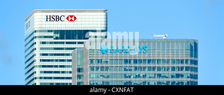 HSBC e Barclays Bank office segni sul tetto su skyscapers a Canary Wharf Foto Stock
