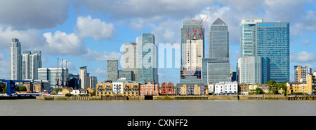 River Thames & Canary Wharf skyline grattacielo landmark blocchi alla banca citi HSBC e Barclays banche Isle of Dogs Tower Hamlets, East London Inghilterra England Regno Unito Foto Stock