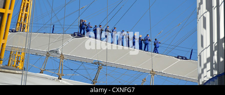 Fino all'O2, gente sistemata in tute blu da camminare sul tetto dell'arena O2, talvolta indicato come lo Skywalk Foto Stock