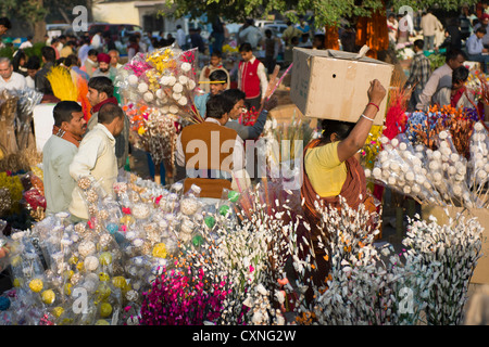 Fiori artificiali alla mattina il mercato dei fiori, Connaught Place, New Delhi, India Foto Stock