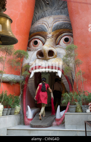 Bocca gigante entrata a Hanuman Mandir, Karol Bagh New Delhi, India Foto Stock