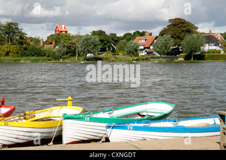 Le barche e la Meare Thorpeness Suffolk England Regno Unito c. 2012 David Hunter Foto Stock