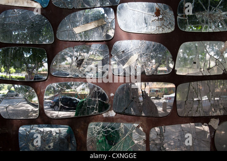 Una collezione di shattered side-specchietti esterni Foto Stock